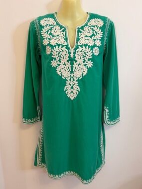 Gallabia Embroidered V-Neck Tunic Top in Emerald Green